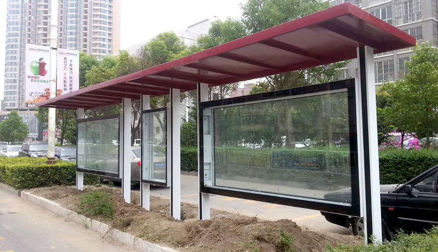 城市现代公交站台安装实景图